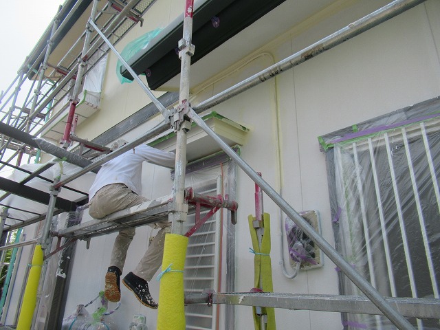 甲州市で足場に昇降階段を設置！安全・作業性を確保し軒天塗装へ